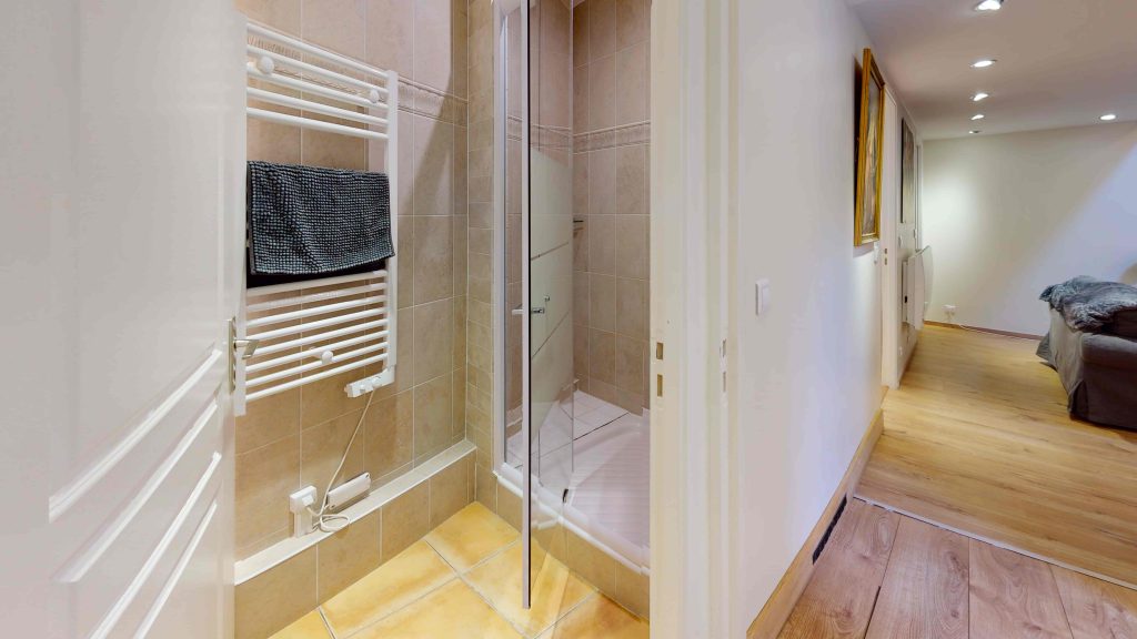 Charmilles_des_Cordeliers_Versailles_Chaleureux_ib_salle_de_douche