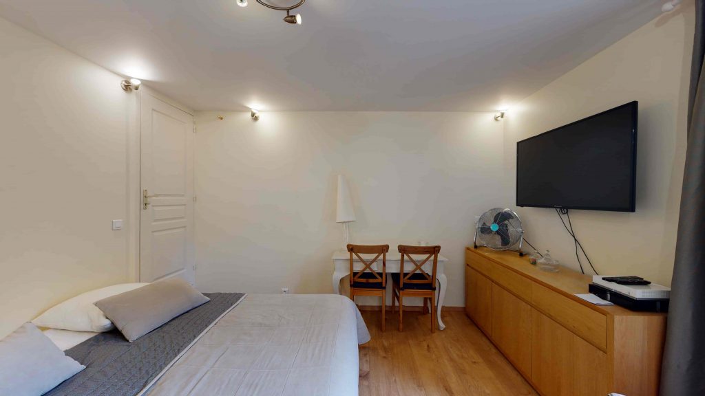 Charmilles_des_Cordeliers_Versailles_Lumineux_ib_chambre_tv